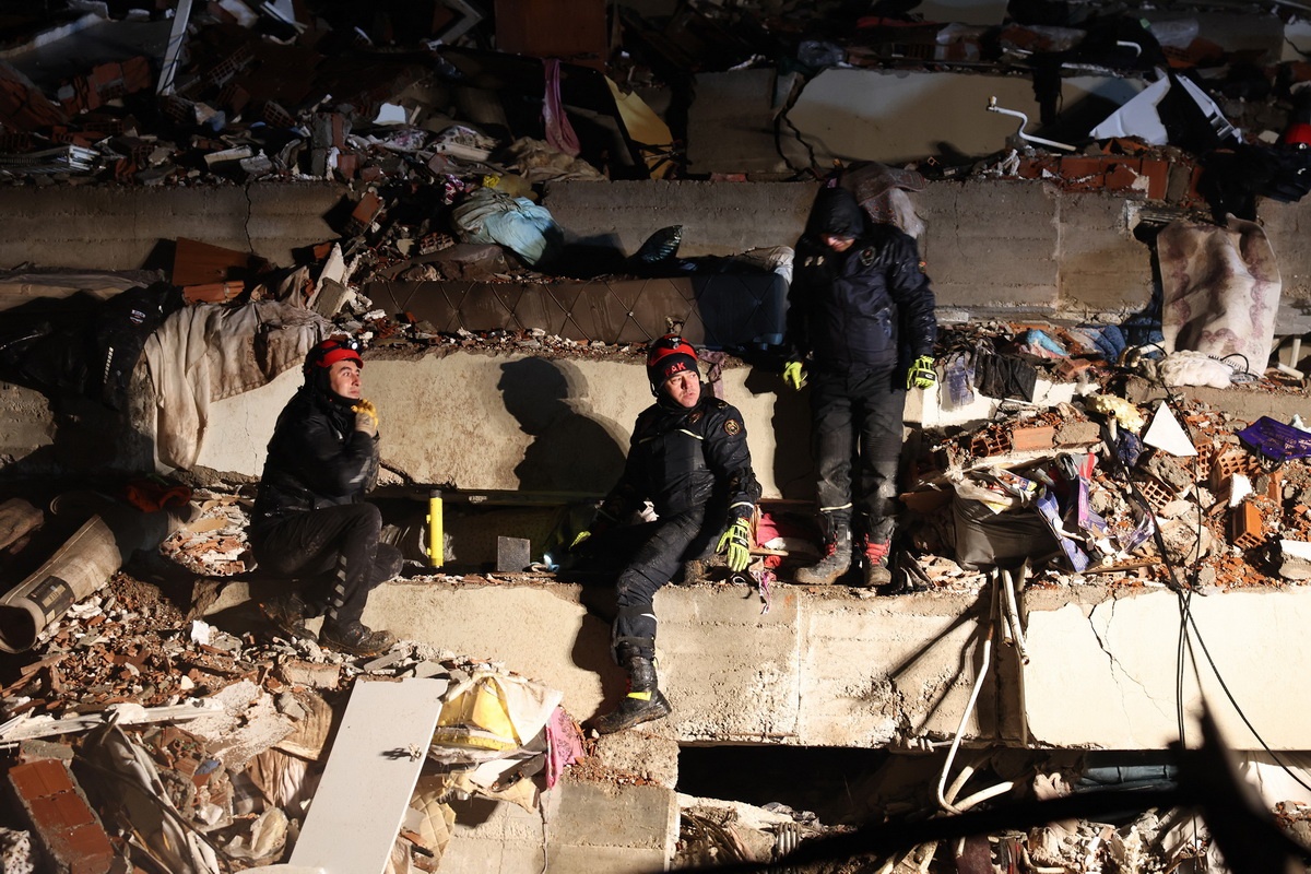 После землетрясения в Турции было 100 повторных подземных толчков