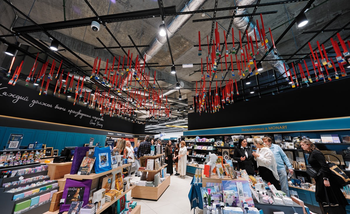 С&nbsp;ковром в&nbsp;краске, кисточками на&nbsp;потолке и&nbsp;выставкой картин&nbsp;— в&nbsp;Минске открылся MonArt. Рассказываем, что это такое