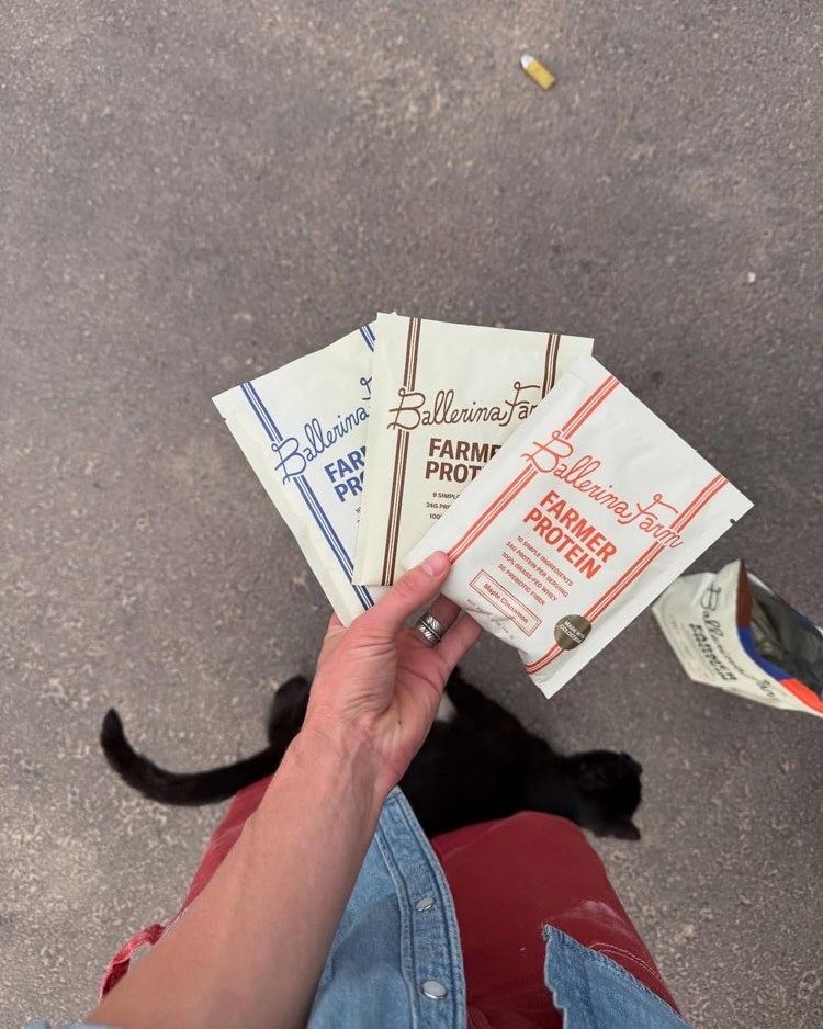 Босая, беременная и с коровой: почему женщины опять выбирают патриархат