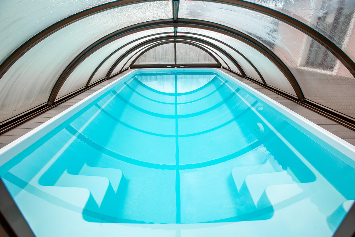 Инвестиция в комфорт и красоту: почему композитный бассейн от Акваполис-БСБК лучше покупать осенью