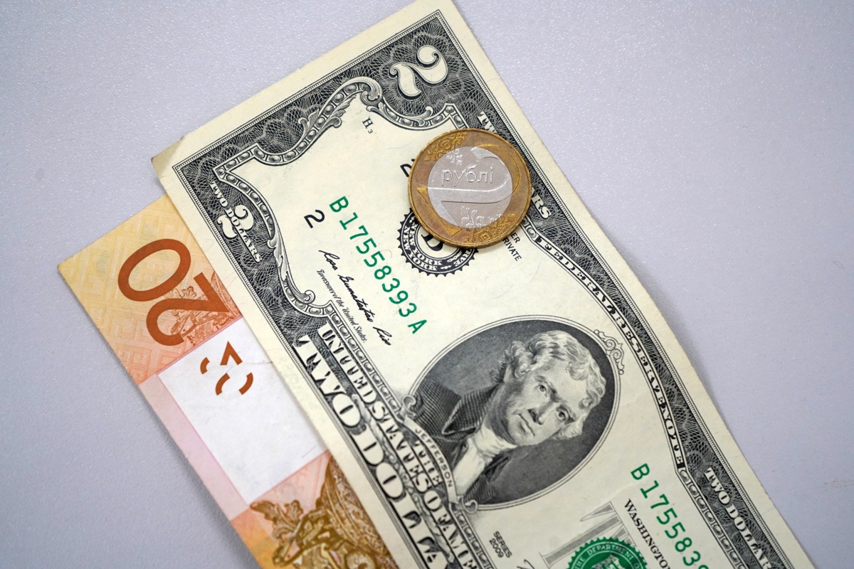 Курсы валют: доллар ушел ниже 2,7 рубля — к минимуму за две недели