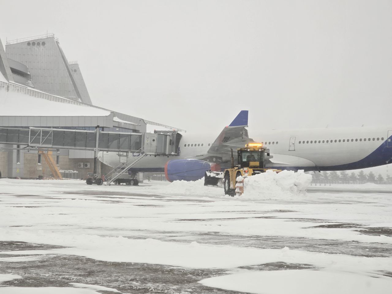 Из-за снегопада отменили самолет из Москвы. Что с рейсами в минском аэропорту 10 января