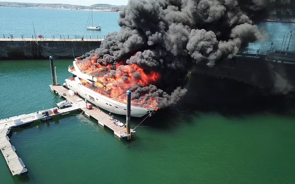 На юге Англии сгорела яхта стоимостью $7,5 млн