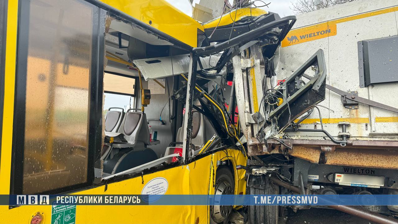 Автобус столкнулся с фурой под Минском: пострадали 14 человек