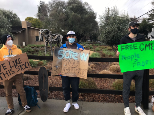 Протестующие у штаб-квартиры электронной брокерской площадки Robinhood в Менло-Парке, Калифорния
