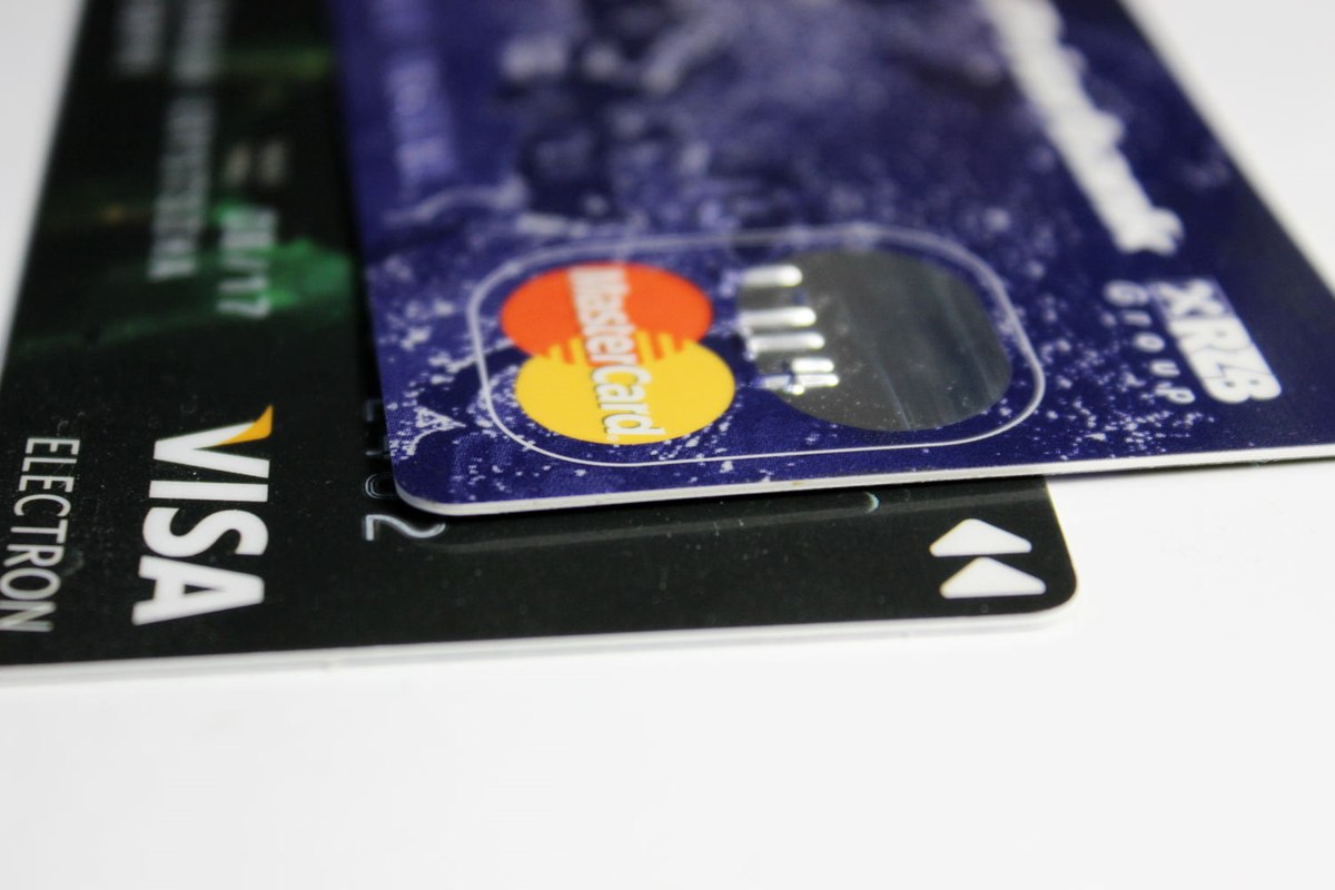 Visa и Mastercard увеличат комиссии для транзакций по банковским картам