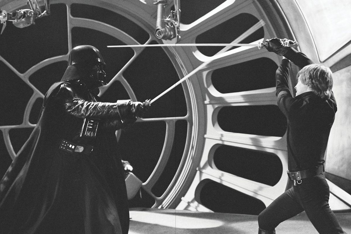 Бутафорский меч Дарта Вейдера продали на аукционе почти в 4 раза дороже оценки