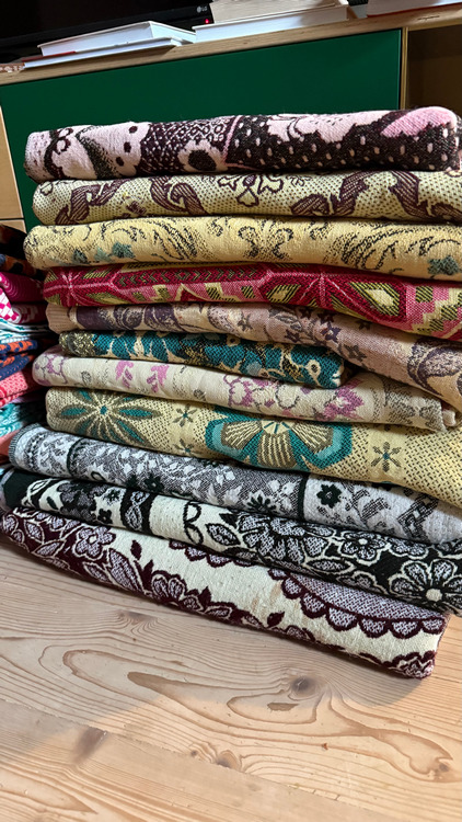 «Будто бабушка обняла». Минчанка шьет бомберы из советских покрывал — цены от $100