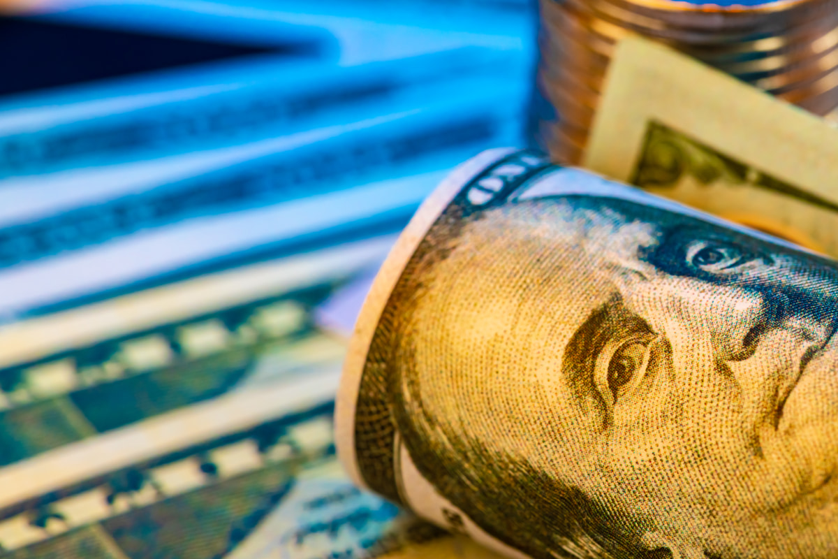 Все ждали, что доллар подешевеет вслед за ставкой ФРС. Почему это не случилось и что дальше?