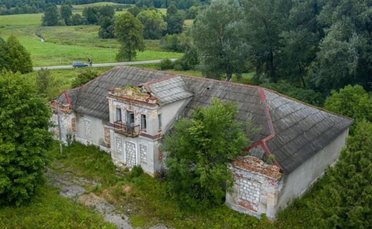 Заброшенную усадьбу XIX века в Витебской области продали за $35