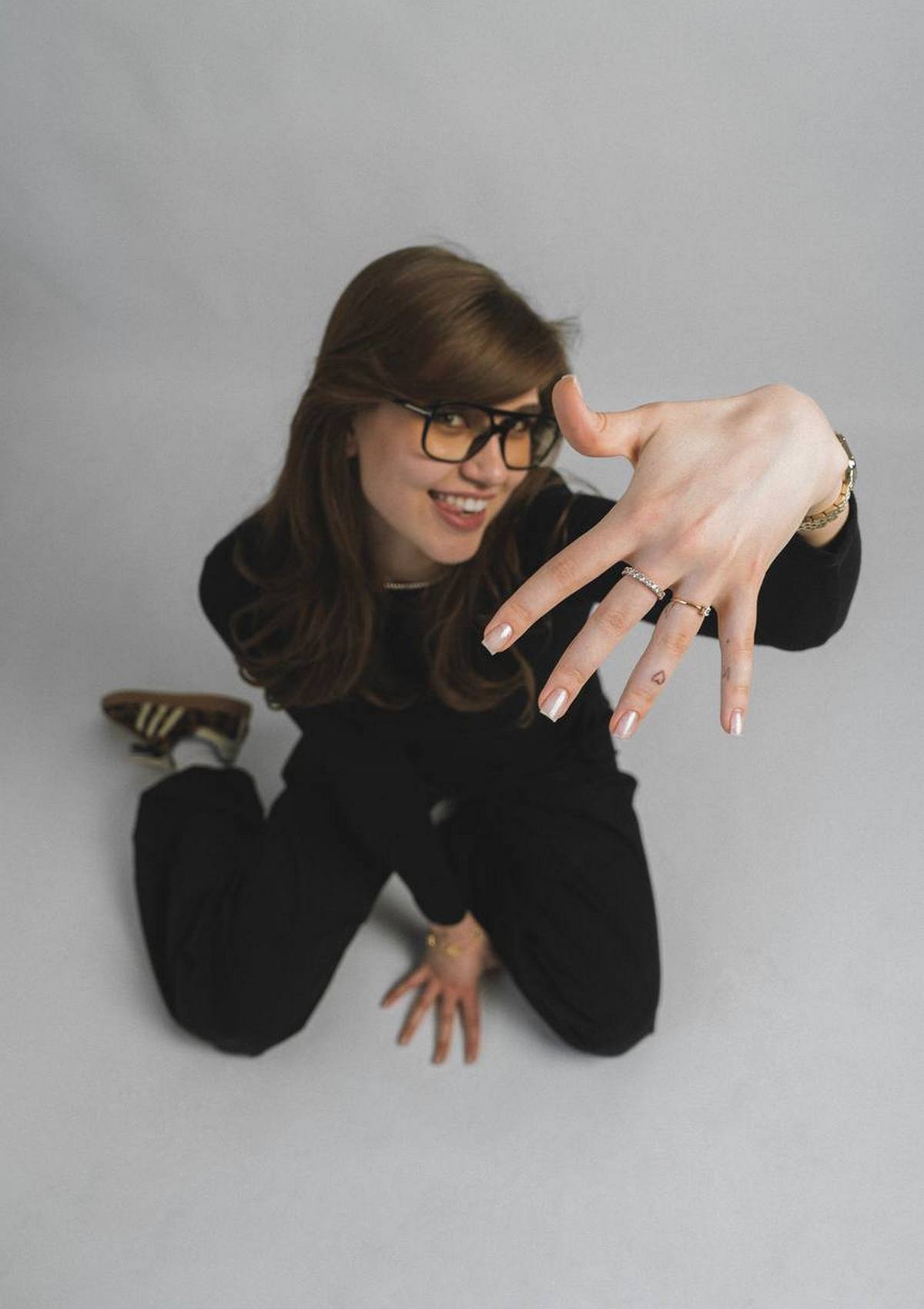 «Окончить факультет международного права, чтобы зарабатывать маникюром? Легко!» Как понять этих зумеров