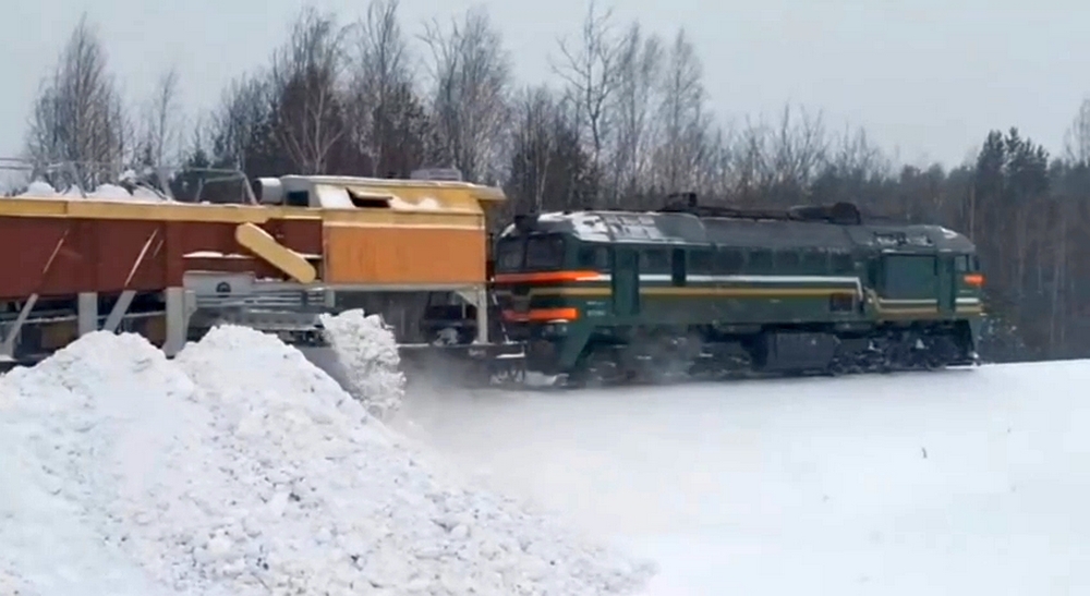 На уборку снега выведут вездеходы и БТРы, а некоторые дороги будут закрывать. Как в Беларуси сражаются с «Улли»
