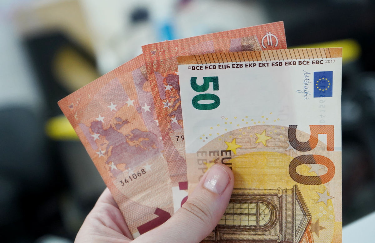 Минчанин выбросил $18 тыс. в окно