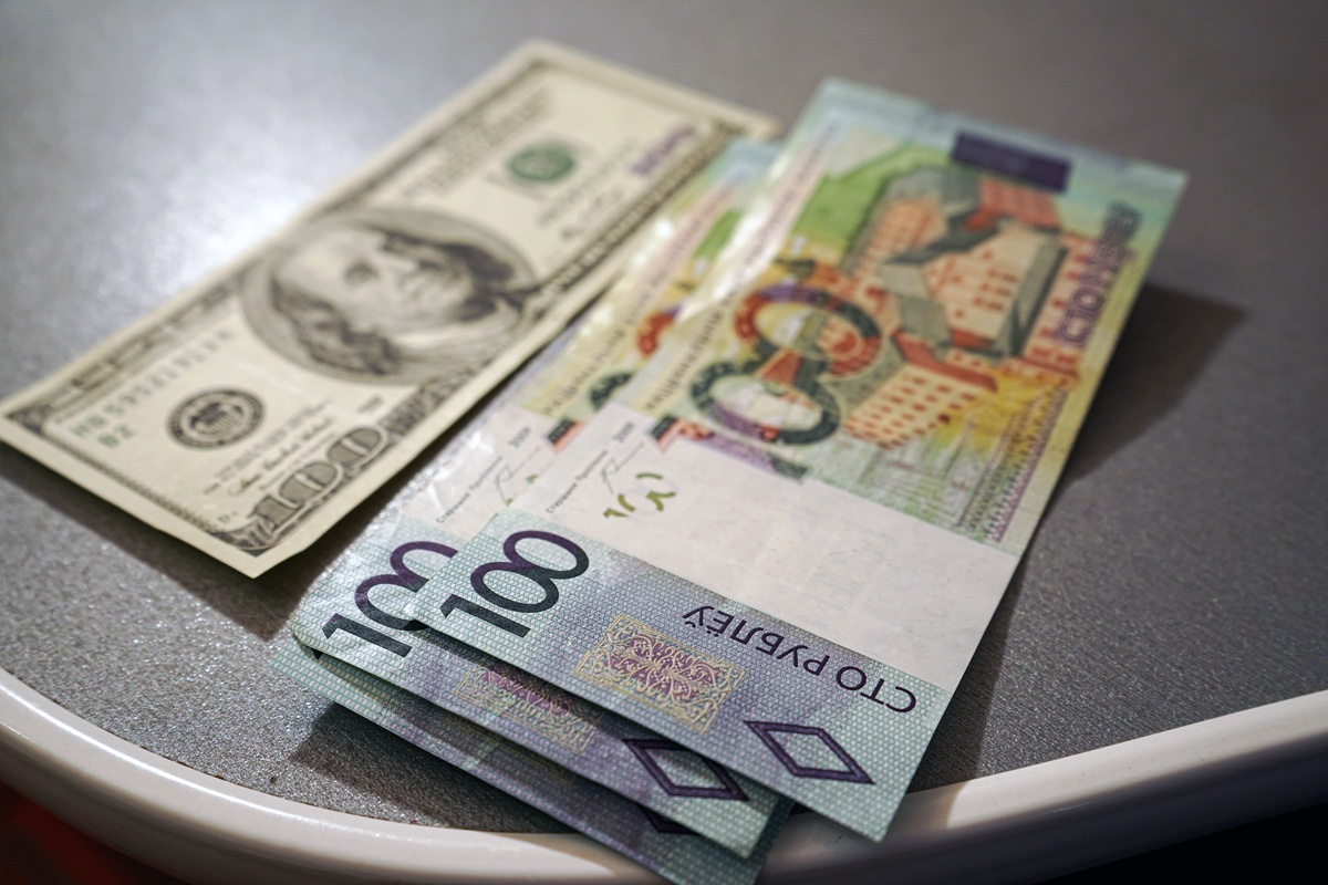 В феврале белорусы стали больше продавать валюту, чем покупать