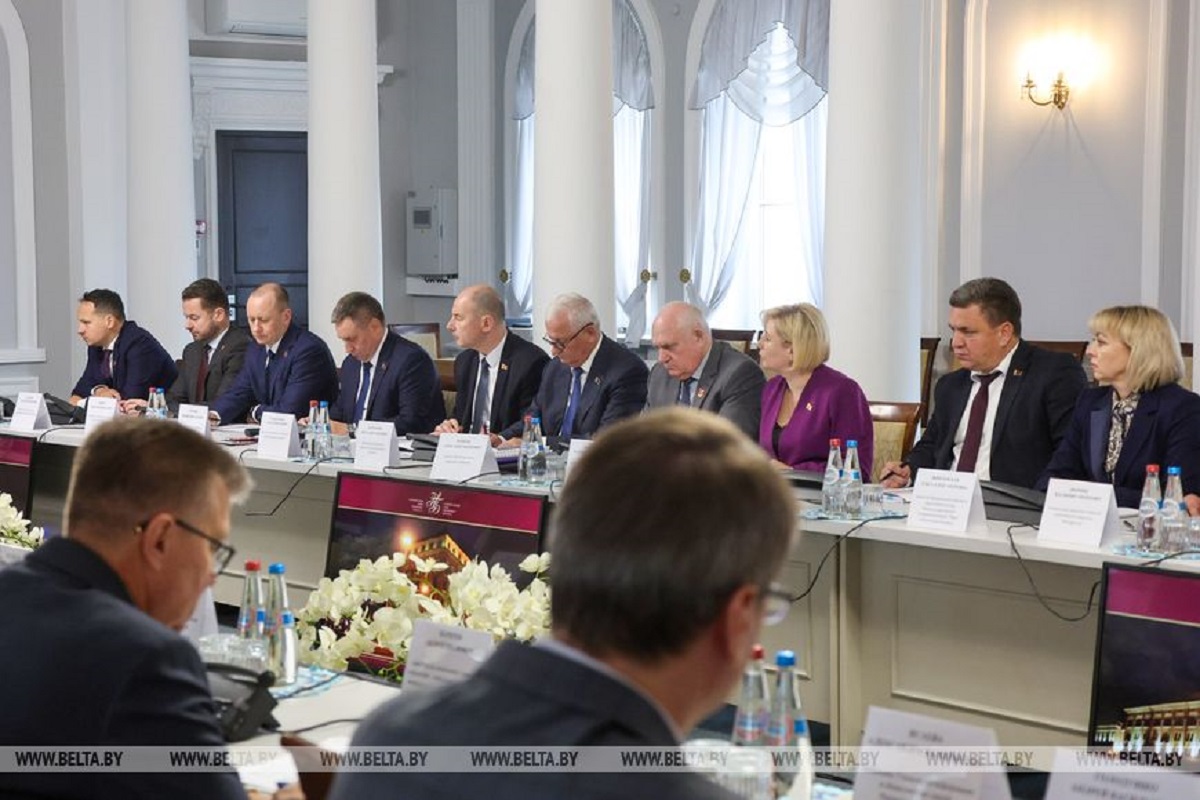 Сохранение населения и потенциал регионов. Головченко назвал топ-6 приоритетов на пятилетку