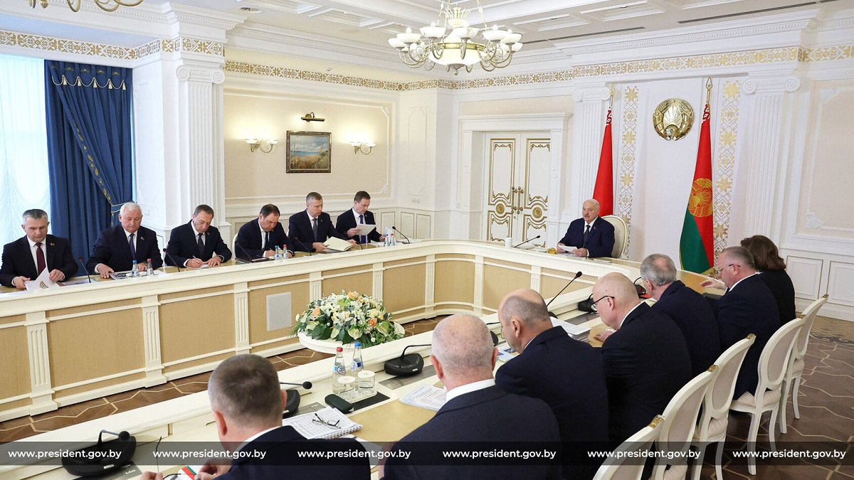 «Не надо кованым сапогом стучать в дверь человеку». Лукашенко - о перегибах у контролеров