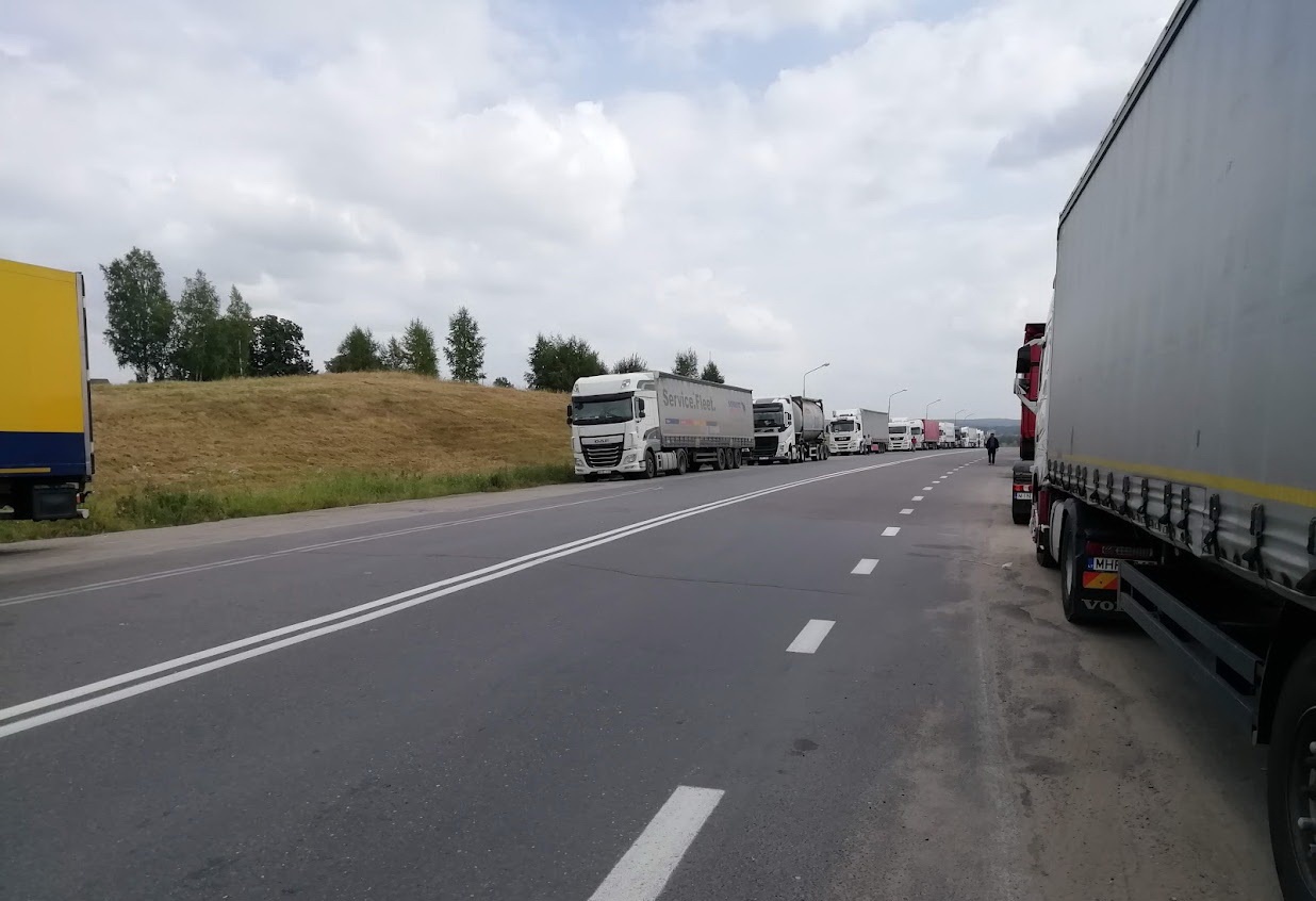 Около 900 фур: на границе с Литвой растут очереди из грузовиков