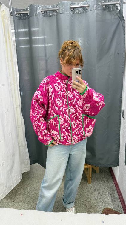 «Будто бабушка обняла». Минчанка шьет бомберы из советских покрывал — цены от $100