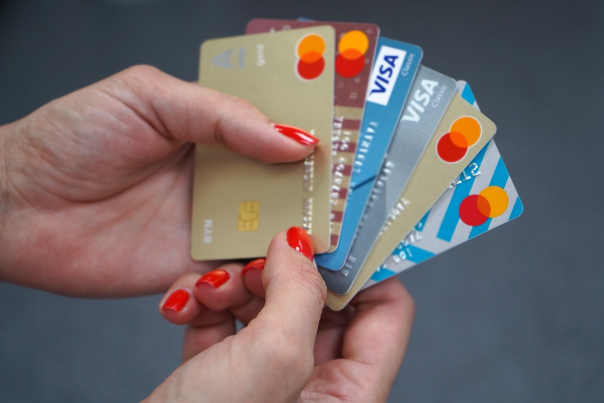 Банкам не хватает чипов для новых карт. Везде ли можно платить просроченным «пластиком»?