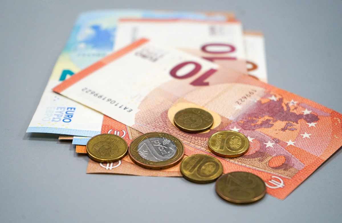 Почему после снижения ставки ФРС в Беларуси подорожал евро и что будет дальше?