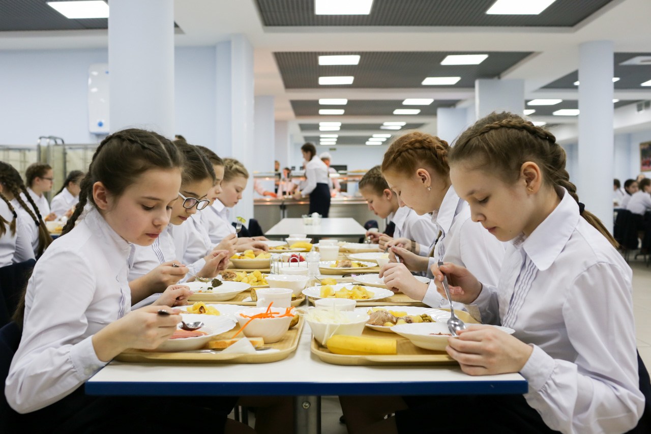 Школы Беларуси переводят на новое меню