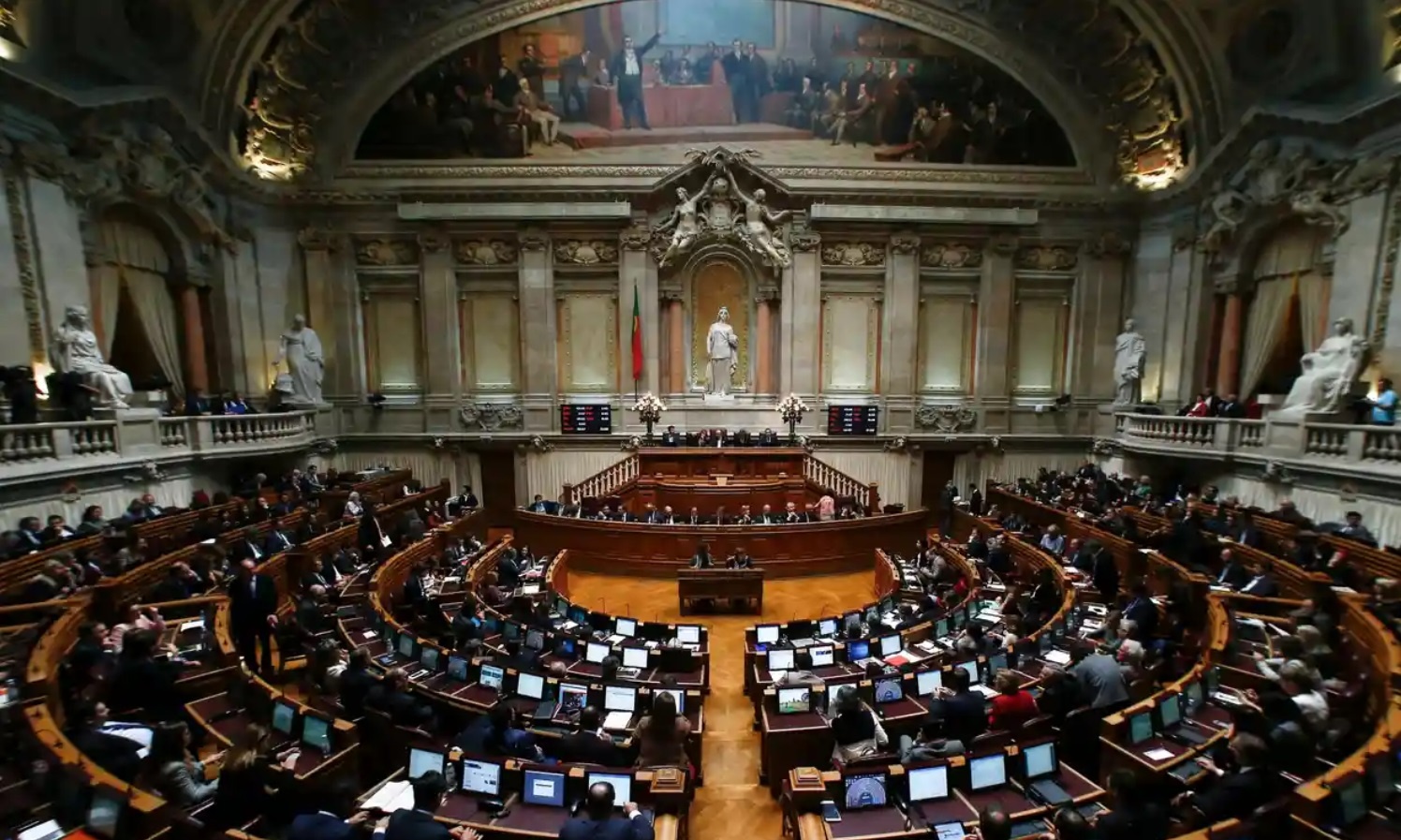 Парламент Португалии разрешил эвтаназию