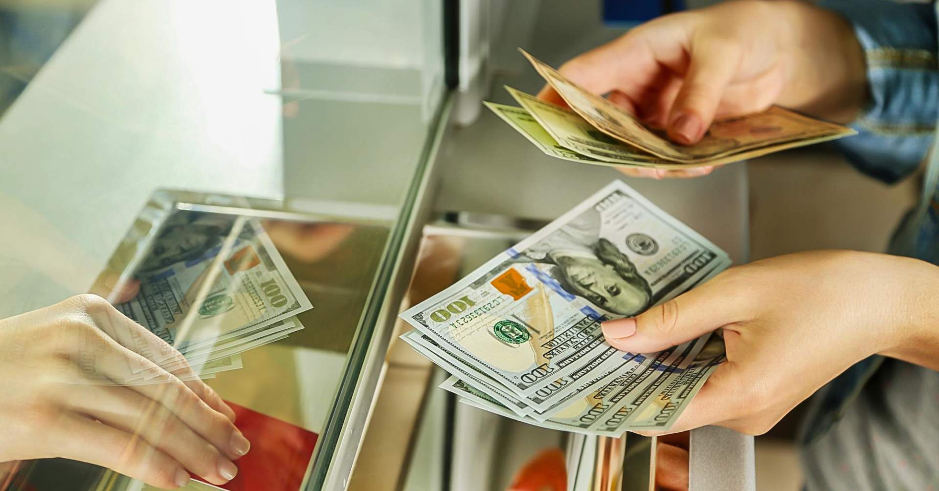 Белорусы стали почти в два раза меньше переводить деньги за границу