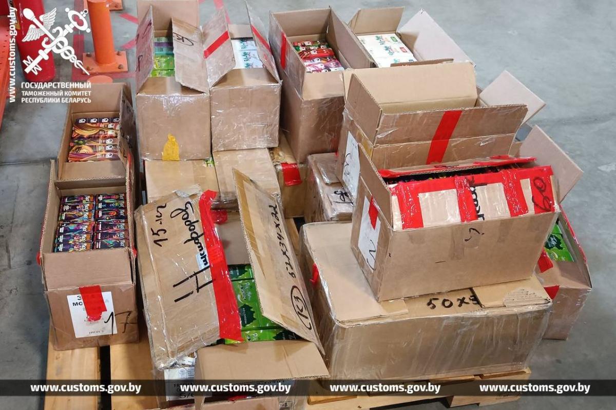 В Беларусь пытались незаконно ввезти одежду, косметику и электронные сигареты на 700 тыс. рублей