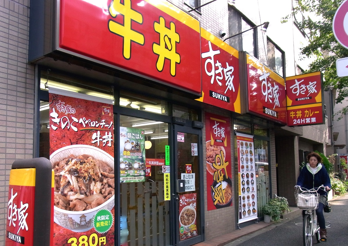 Почти 2 тыс. ресторанов в Японии приостановят работу из-за таракана и крысы в еде