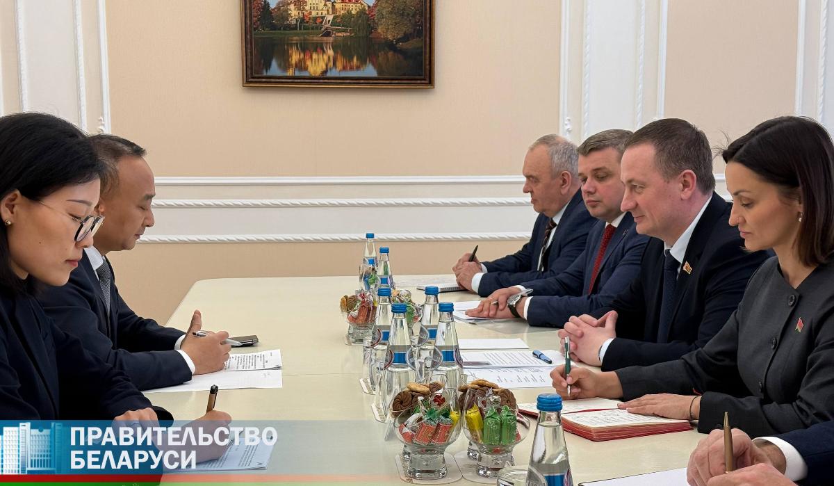 Премьер-министр Беларуси встретился с вице-президентом Geely Auto Group. Что обсуждали