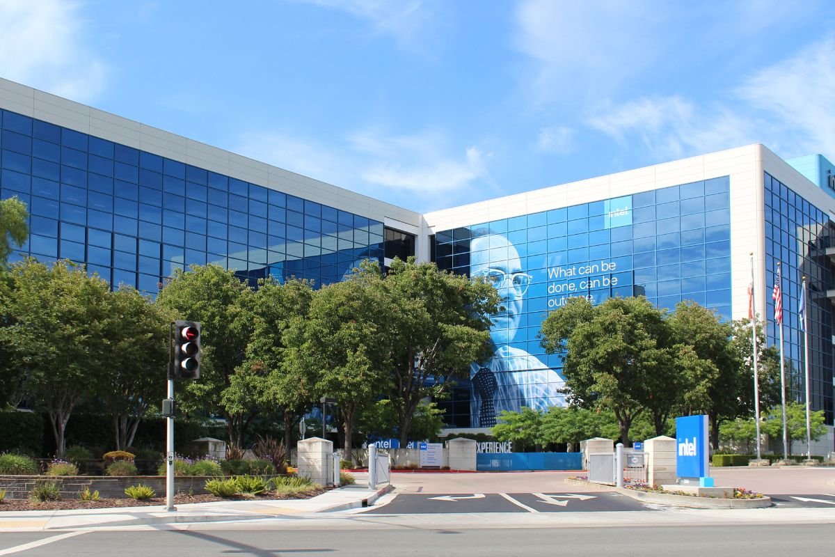 Правительство США планирует купить долю в Intel