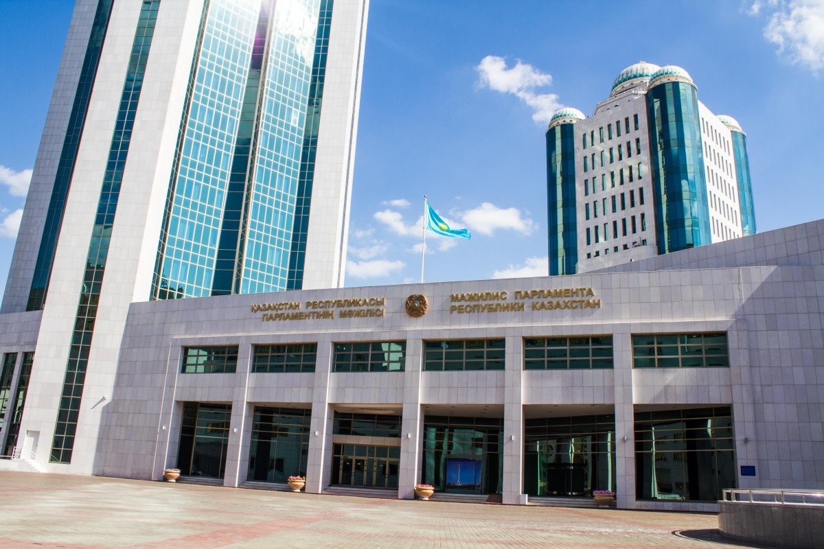Парламент Казахстана одобрил ограничение президентских сроков