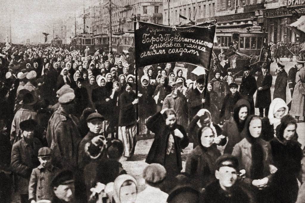 Женщины участвуют в демонстрации 23 февраля 1917 года в Петрограде