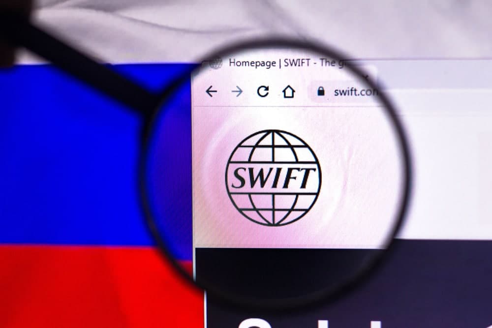 Западные страны договорились отключить российские банки от SWIFT