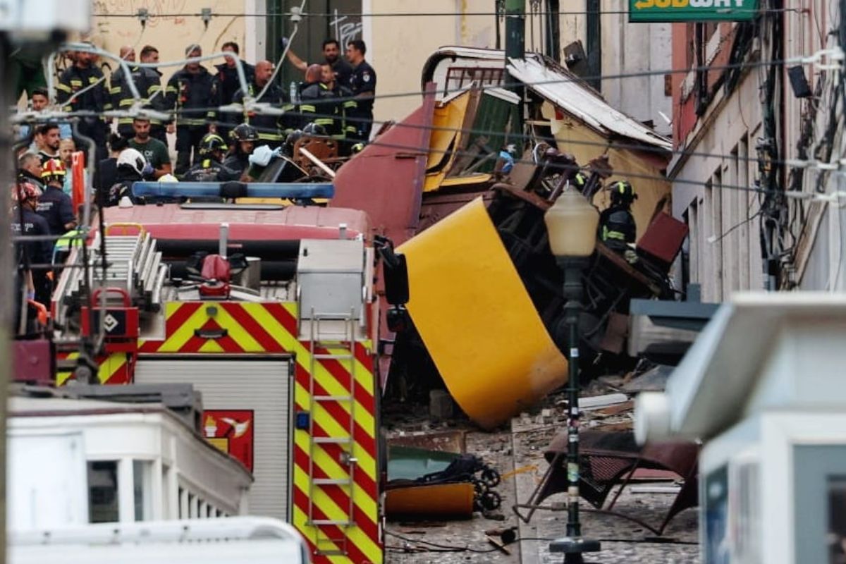 В Лиссабоне упал фуникулер. Погибло 15 человек