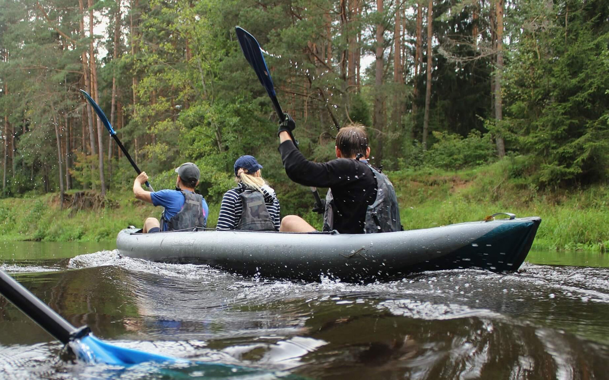 «За сезон можно зарабатывать до 50 тыс. BYN». Что происходит с бизнесом на байдарках, которые так популярны у белорусов