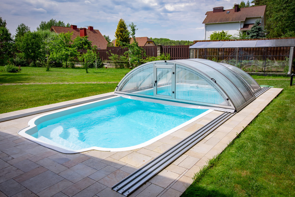 Инвестиция в комфорт и красоту: почему композитный бассейн от «Акваполис БСБК» лучше покупать осенью