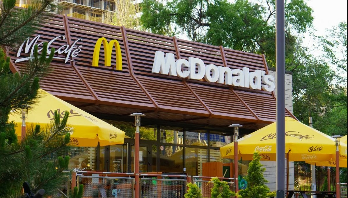 Казахстанский McDonald’s разорвал контракты с российскими поставщиками