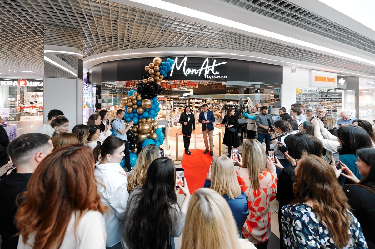 С&nbsp;ковром в&nbsp;краске, кисточками на&nbsp;потолке и&nbsp;выставкой картин&nbsp;— в&nbsp;Минске открылся MonArt. Рассказываем, что это такое