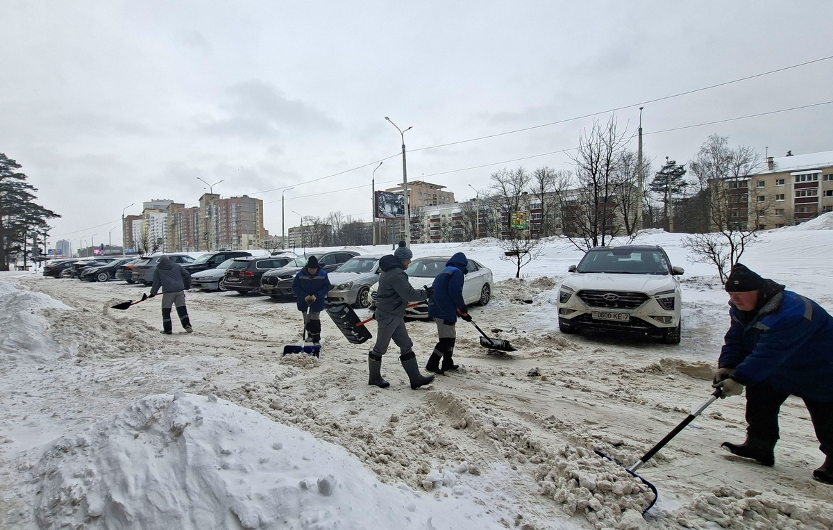 На уборку снега выведут вездеходы и БТРы, а некоторые дороги будут закрывать. Как в Беларуси сражаются с «Улли»