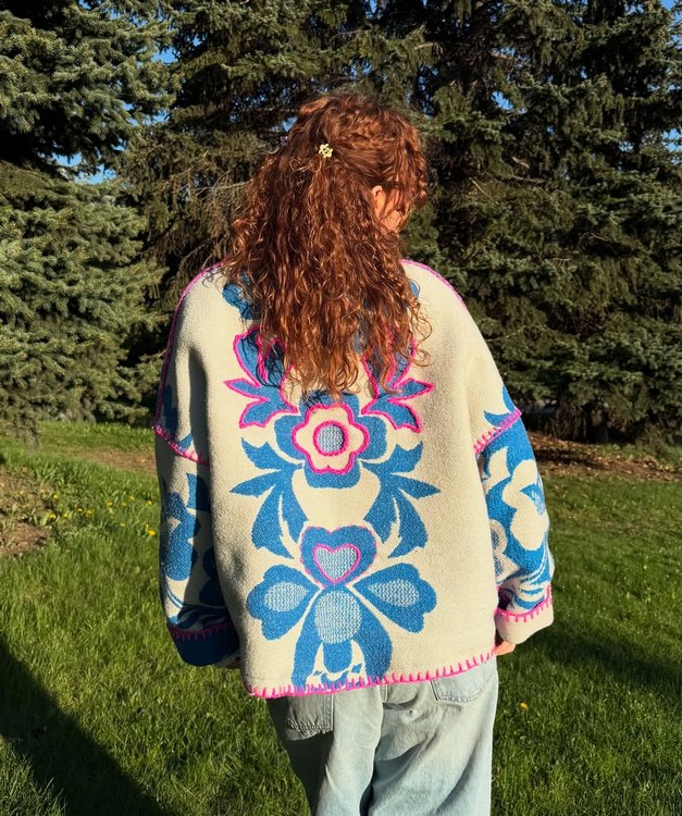 «Будто бабушка обняла». Минчанка шьет бомберы из советских покрывал — цены от $100