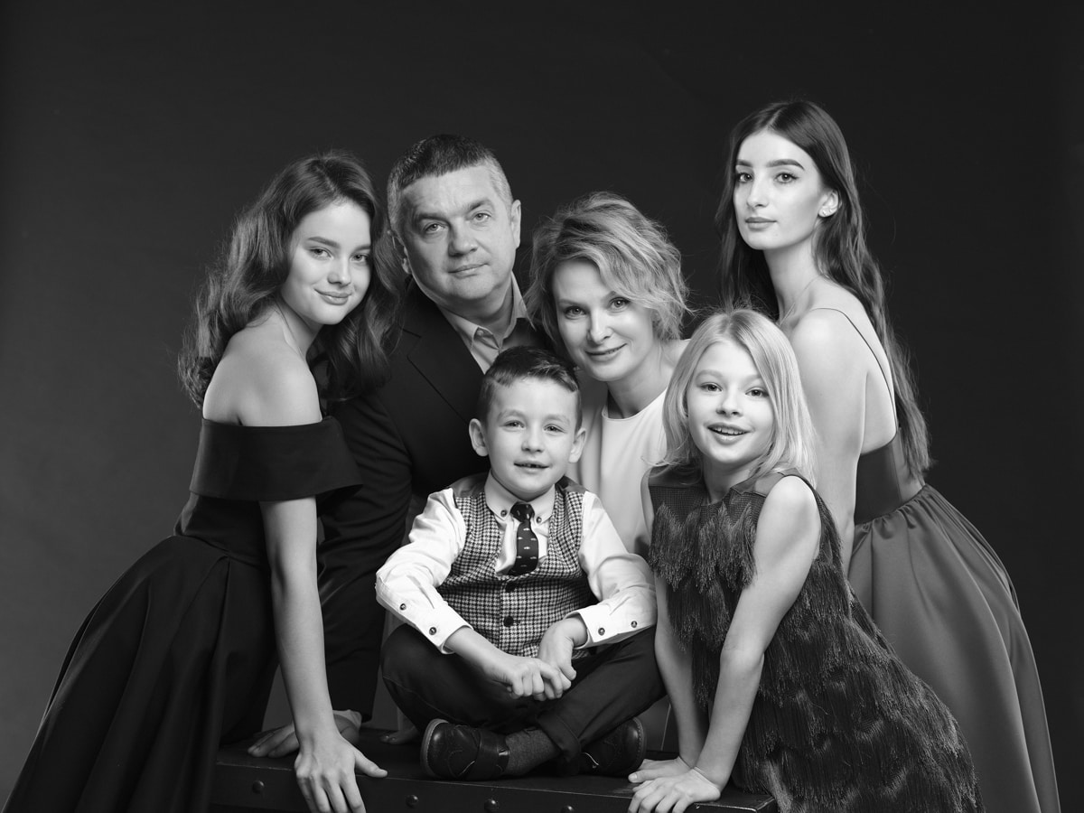 «Телесные колготки под пуховик – непобедимая ошибка». Поговорили со стилистом, шопинг с которой стоит $200