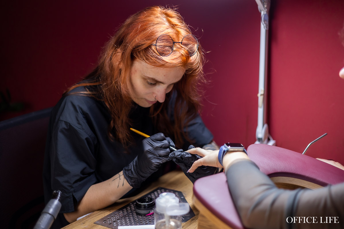 «Окончить факультет международного права, чтобы зарабатывать маникюром? Легко!» Как понять этих зумеров