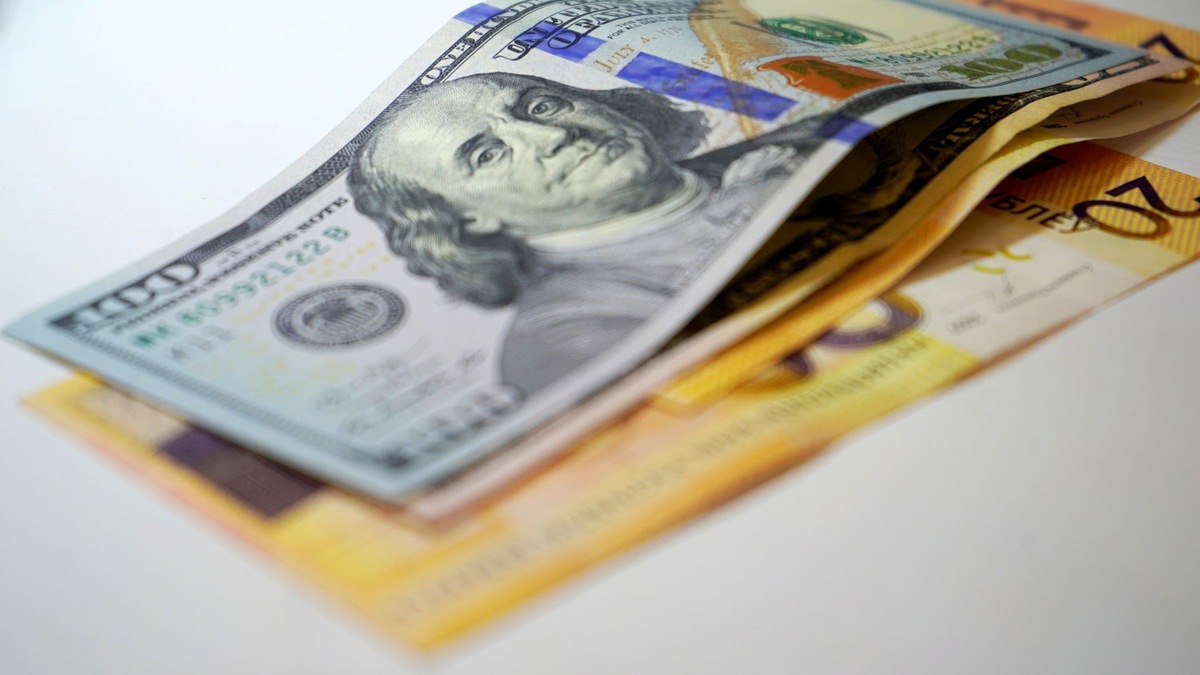 Белорусы снова больше покупают валюту, чем продают