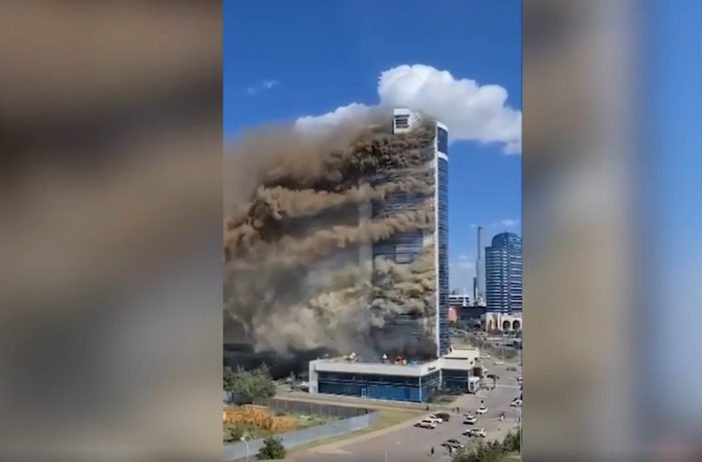 В Казахстане загорелась обшивка небоскреба. Впечатляющее фото пожара