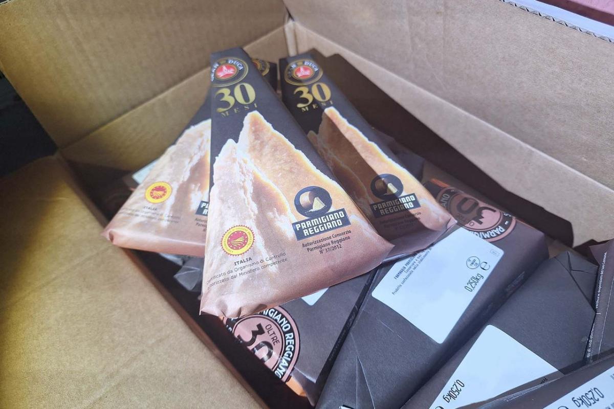В Беларусь хотели контрабандой ввезти почти 400 килограмм итальянского сыра пармезан