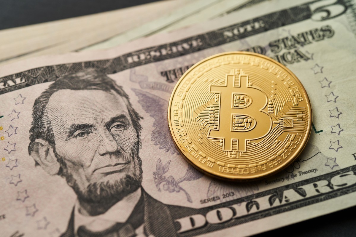 Доллар нащупал дно, а&nbsp;проблемы биткоина затянулись. Что показал индекс инвестора в&nbsp;феврале