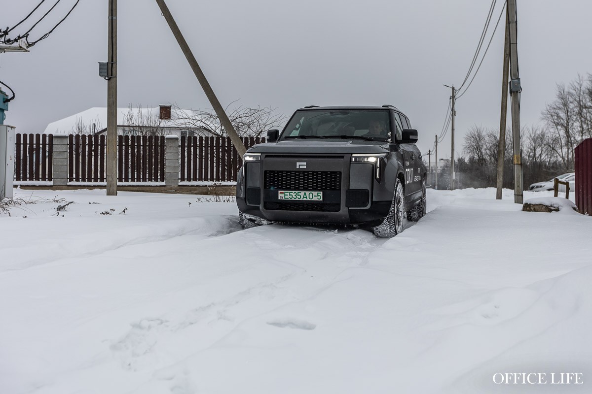 Внедорожник, который нас удивил. Устроили тест-драйв премиального ROX 01 среди сугробов