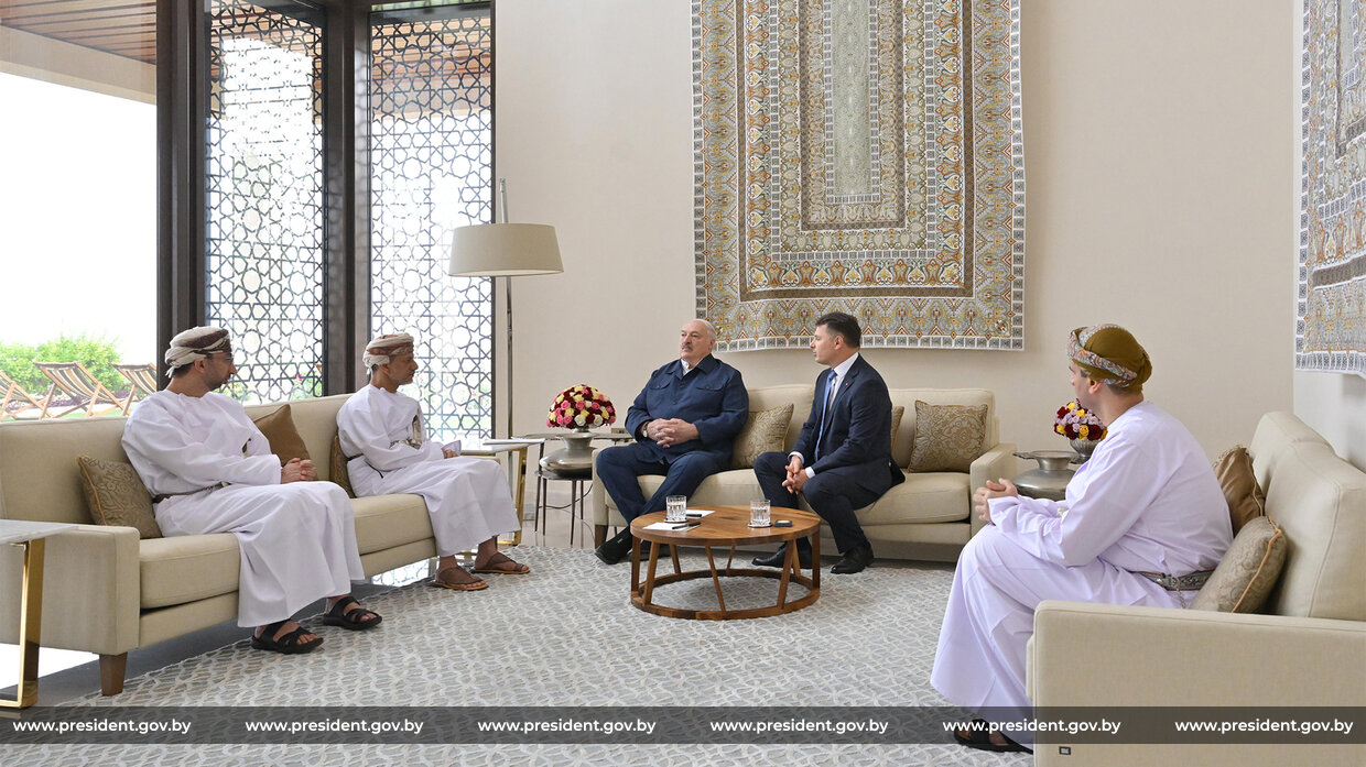 Торговый хаб, выпуск удобрений. Какие проекты Лукашенко обсуждал в Омане и Алжире 