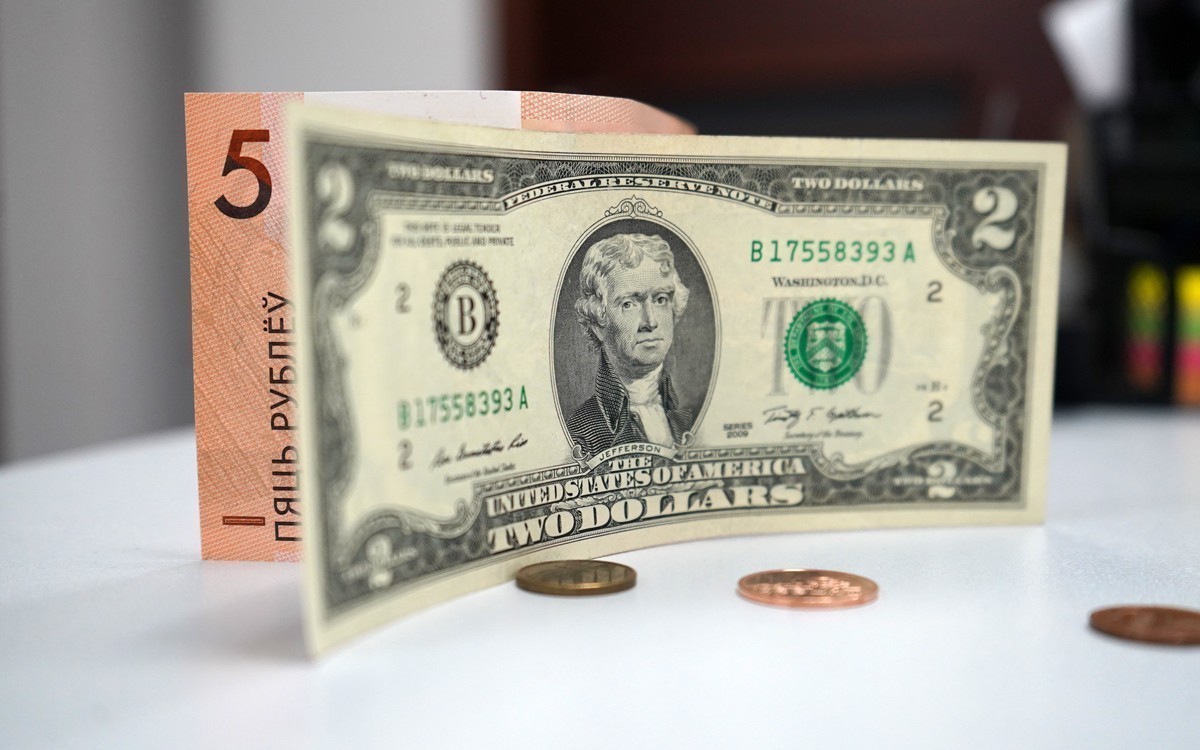 Доллар в обменниках снова стоит три рубля